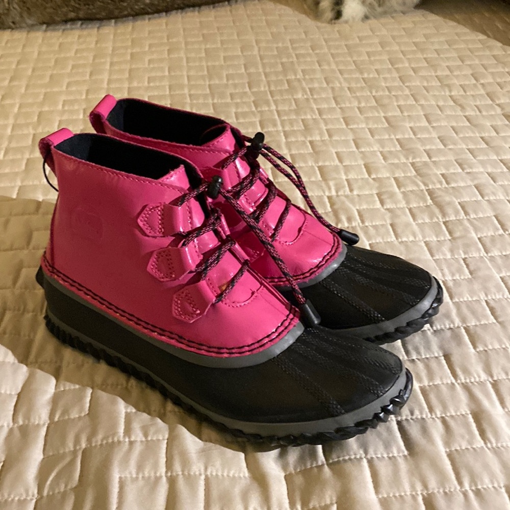 Sorel rain boots.